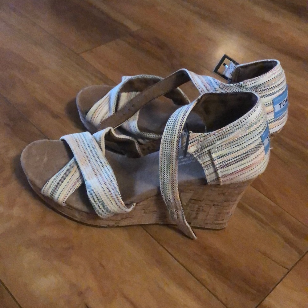 Great condition TOMS wedges 6.5